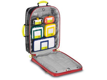 Charger l'image dans la galerie, Imagen de la mochila de emergencia Wasserkuppe L roja de PAX abierta bolsillos interiores