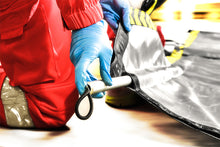 Cargar imagen en el visor de la galería, Imagen del orificio por donde se incrustan los palos que ofrecen soporte a la lona de evacuación Wow