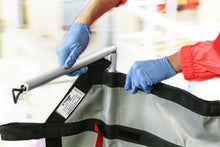 Cargar imagen en el visor de la galería, Imagen de los palos que dan soporte a la lona de evacuación Wow