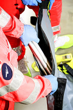 Cargar imagen en el visor de la galería, Imagen del bolsillo trasero de la lona de evacuación Wow