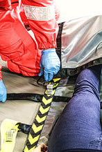 Cargar imagen en el visor de la galería, Imagen del mosquetón para hacer un suelo o reposapiés en la lona de evacuación y transporte Wow