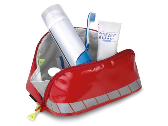 Imagen de la bolsa de aseo roja de PAX abierta