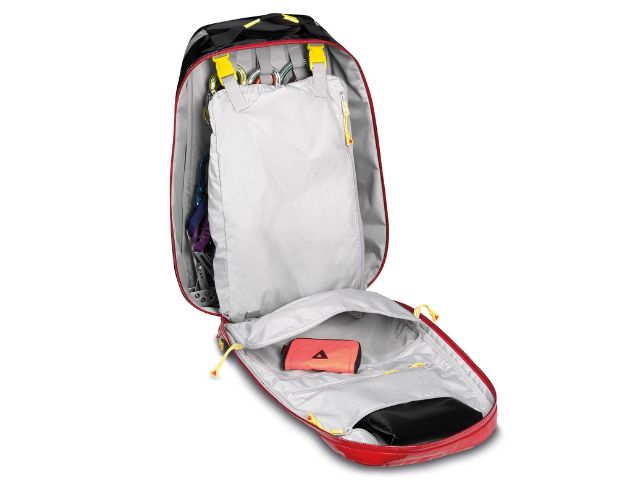 Imagen de la mochila para material de rescate en altura de PAX  abierta con panel