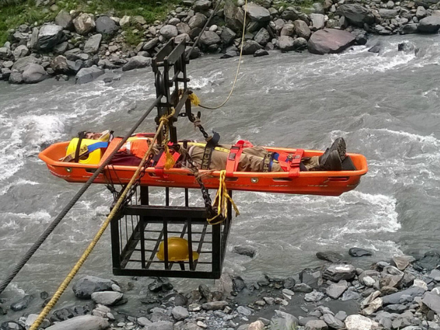 Imagen de la camilla Spencer Shell evacuando a una víctima de rescate acuático en vertical