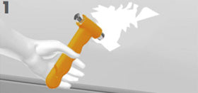 Imagen del martillo de rescate Match 2 Compact rompiendo ventanilla de coche