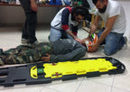 Imagen del tablero espinal Tango, con técnicos realizando maniobras formativas de emergencia
