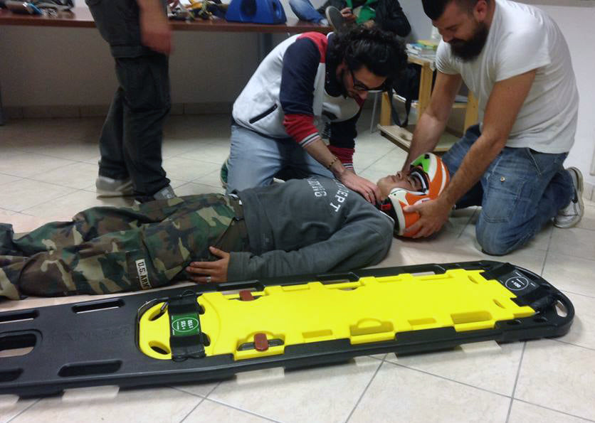 Imagen del tablero espinal Tango, con técnicos realizando maniobras formativas de emergencia